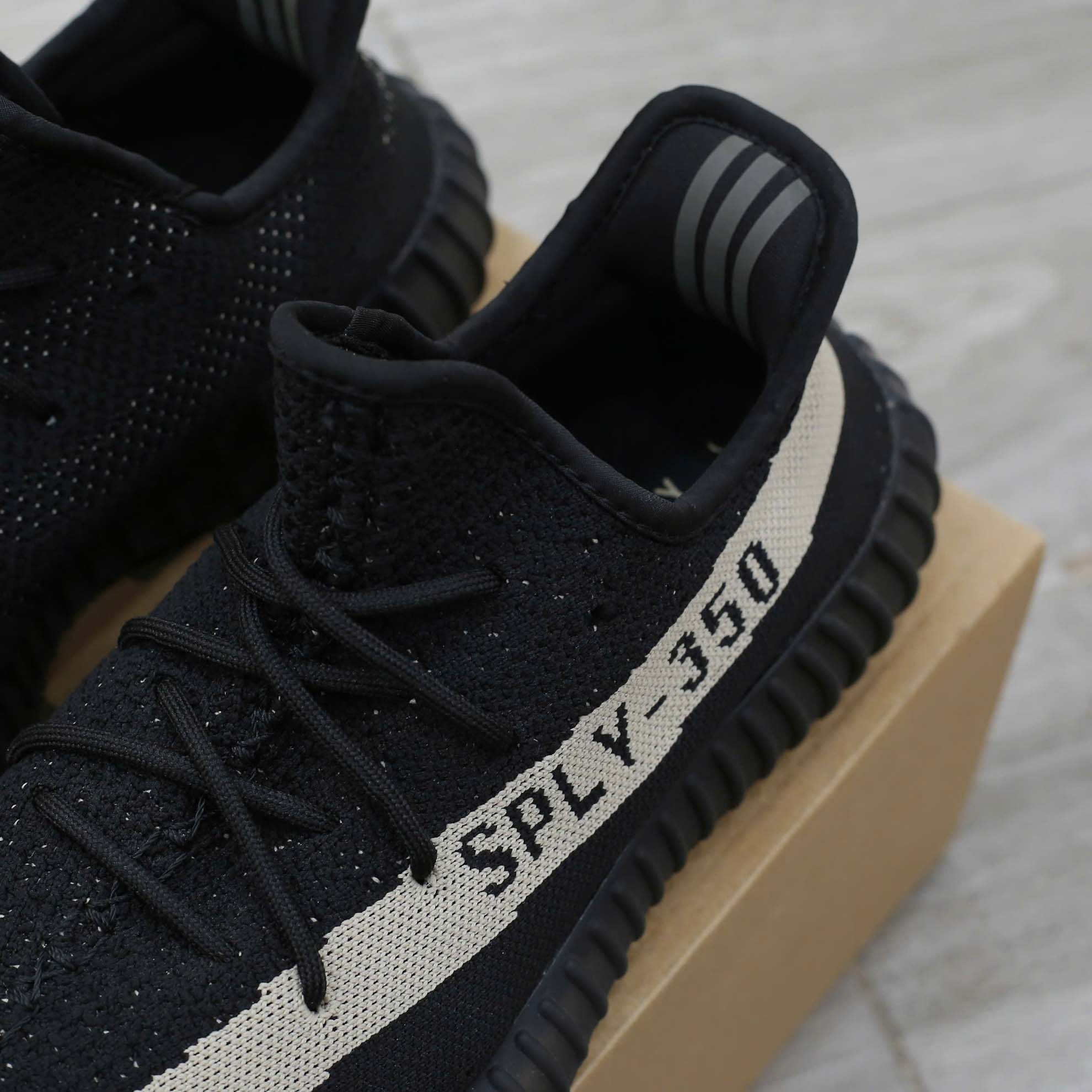 giày adidas yeezy 350 v2 oreo replica