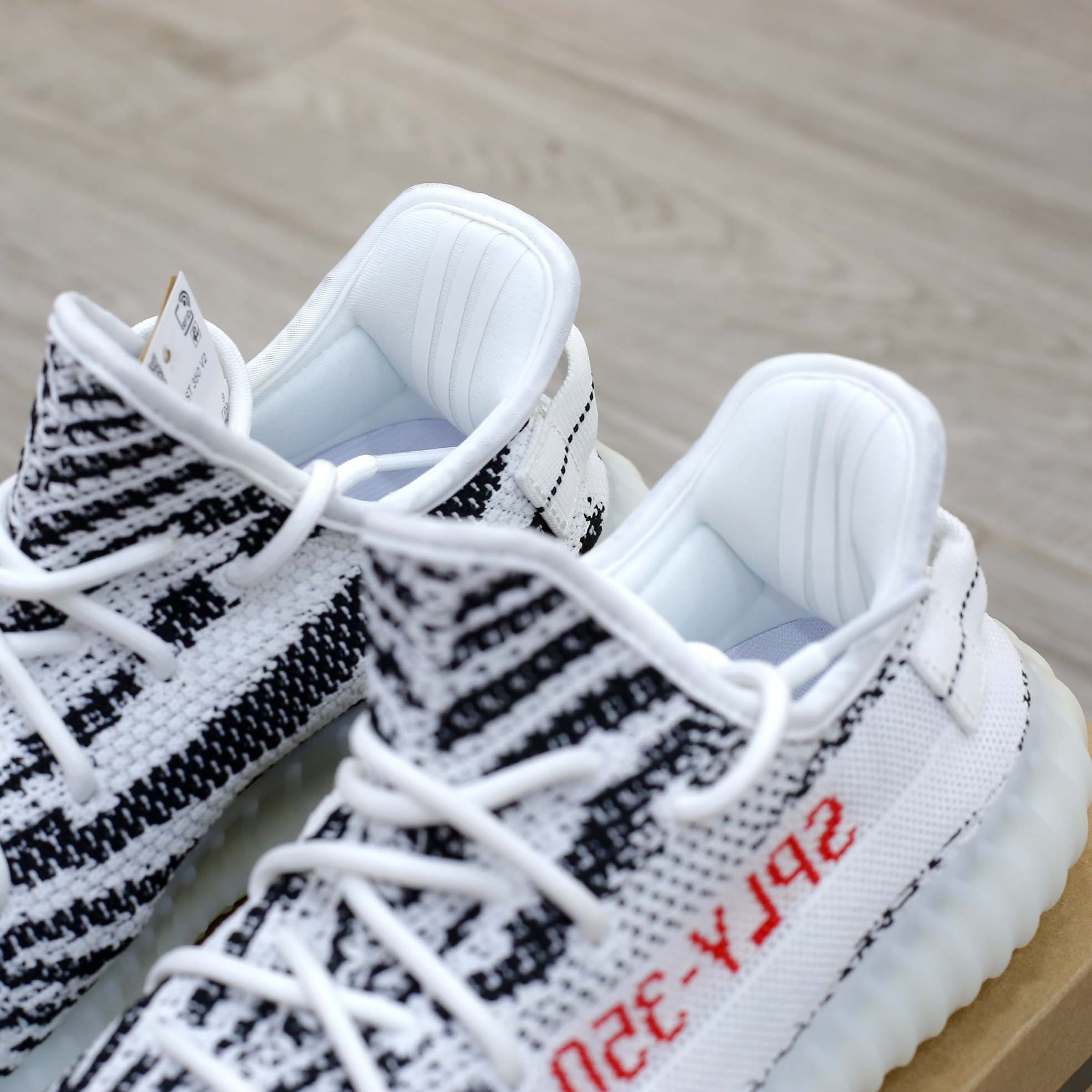 giày adidas yeezy 350 v2 zebra replica