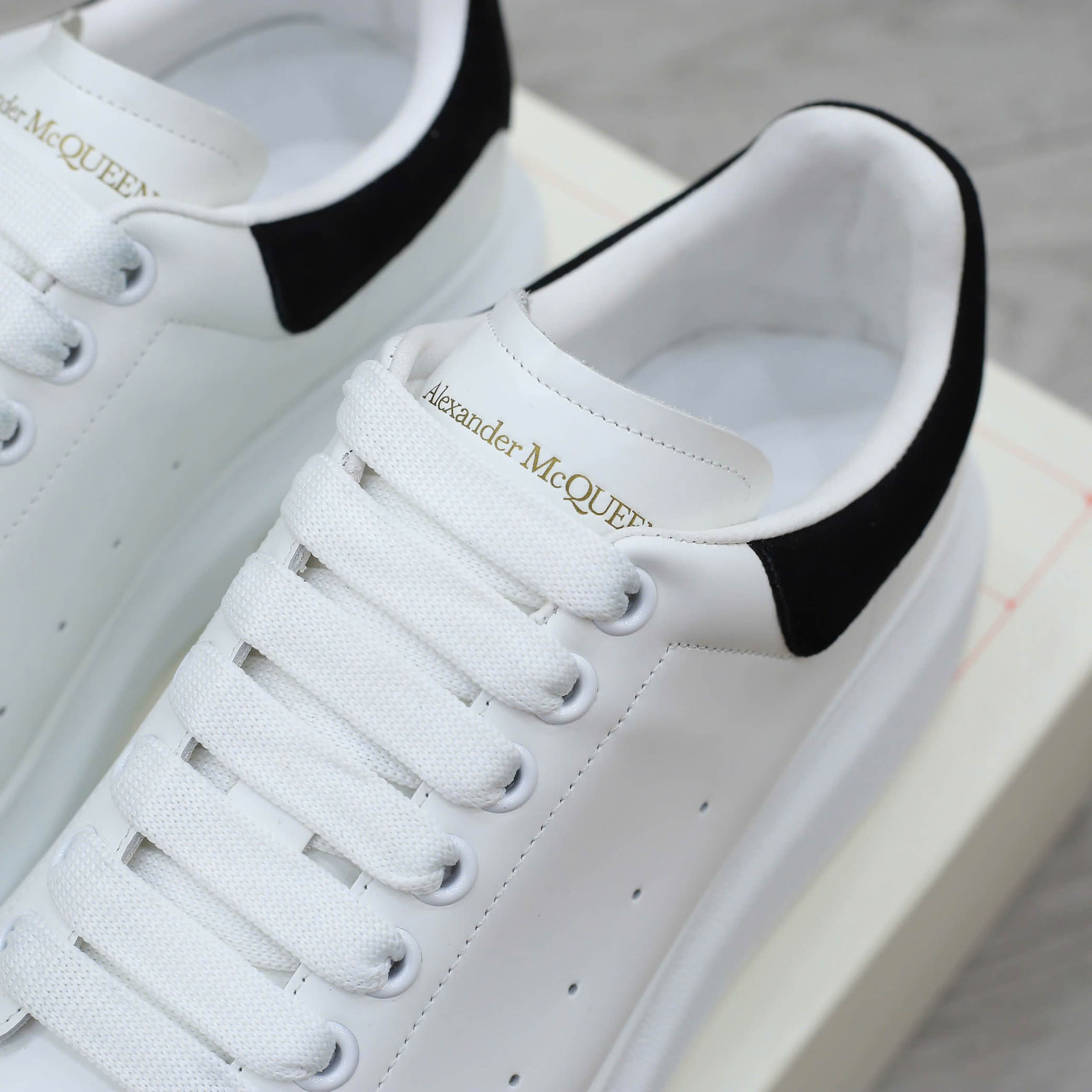 giày alexander mcqueen trang got den sieu cap