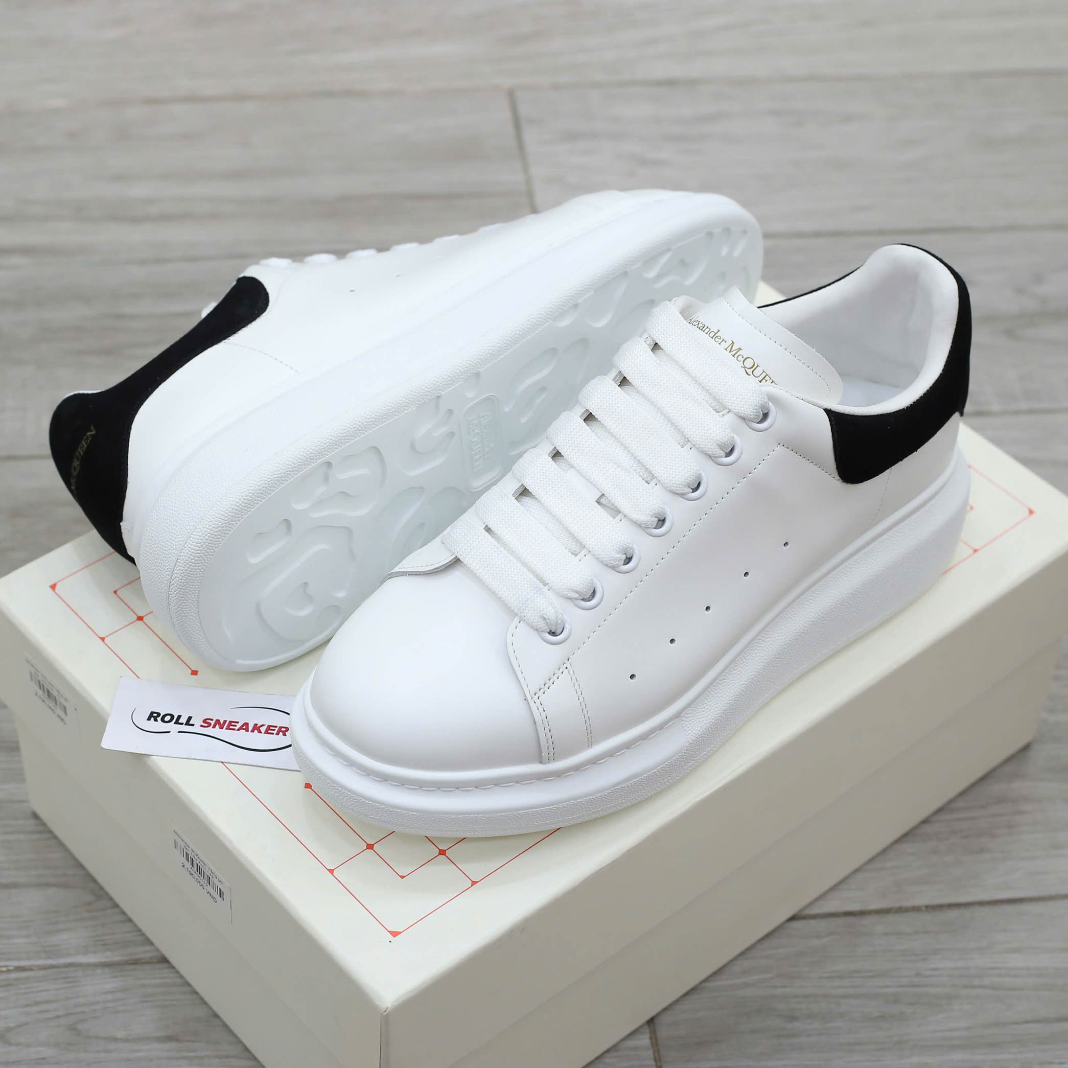 giày mcqueen trang got den sieu cap replica