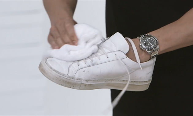 cách làm sạch giày adidas trắng