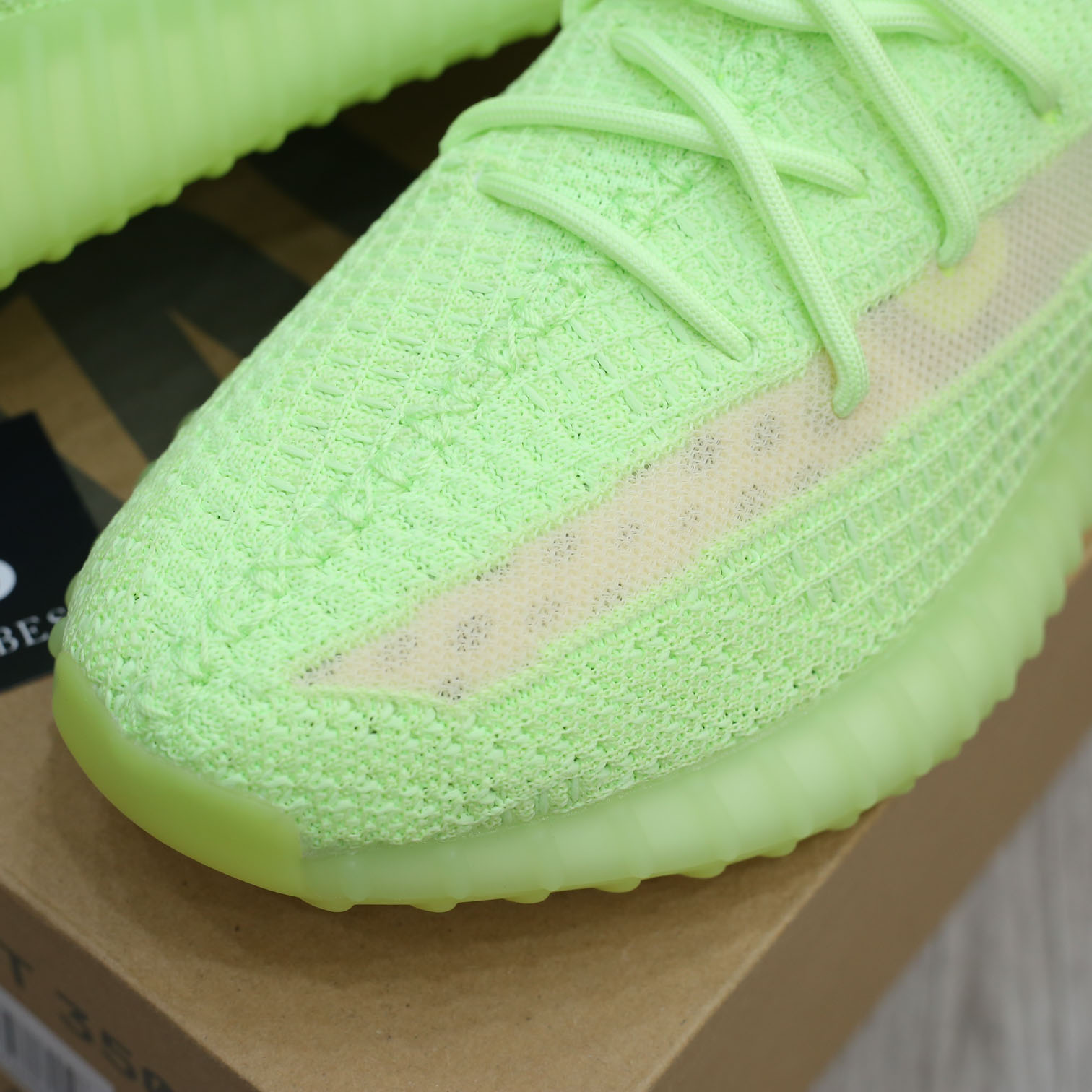 giay Adidas Yeezy 350 V2 Glow replica