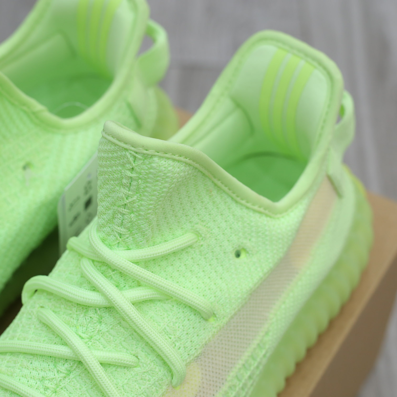 giay Adidas Yeezy 350 V2 Glow replica