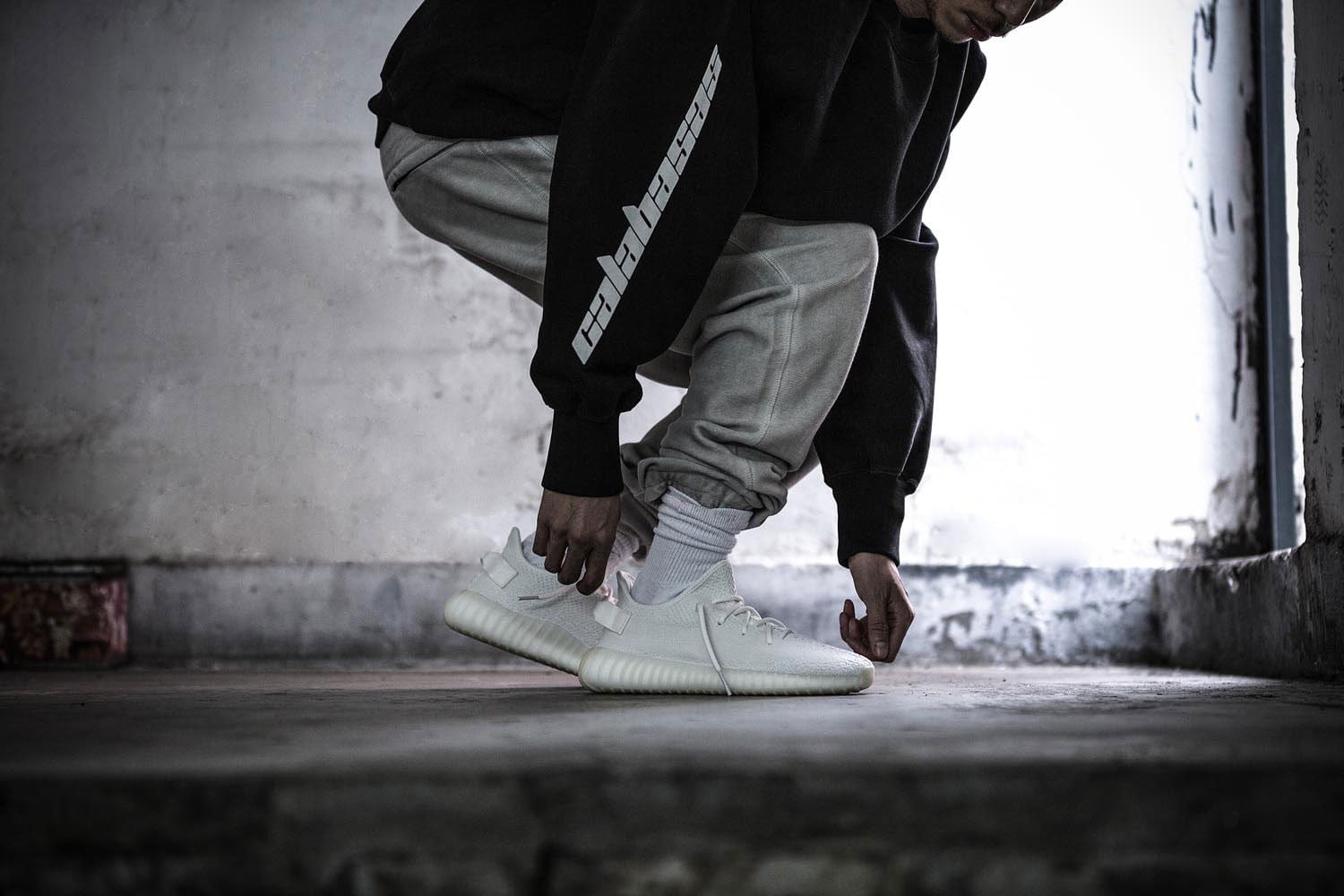 11 cách phối đồ với giày Yeezy 350 cực chất năm 2020
