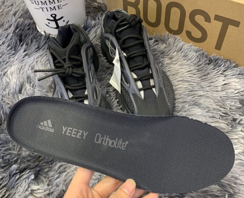 Giày Adidas Yeezy 700 V3 Alvah Replica