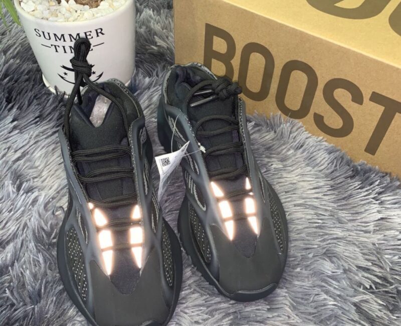 Giày Adidas Yeezy 700 V3 Alvah Replica