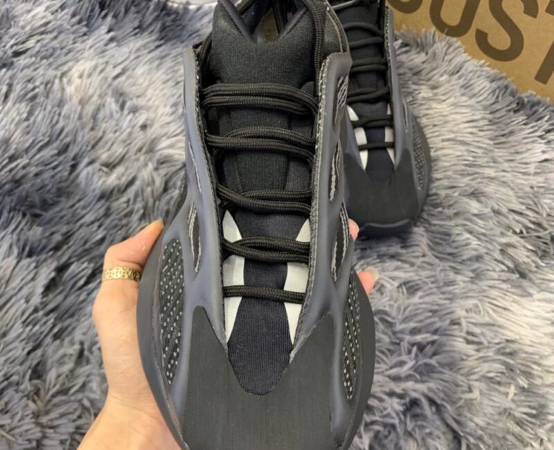 Giày Adidas Yeezy 700 V3 Alvah Replica