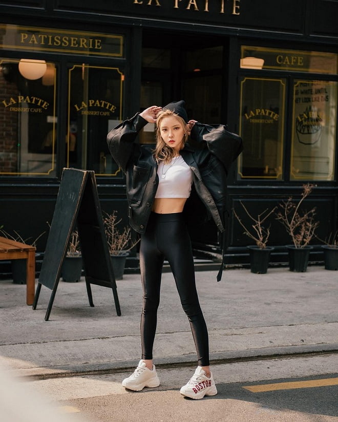 Áo croptop phối đồ chuẩn với giày MLB