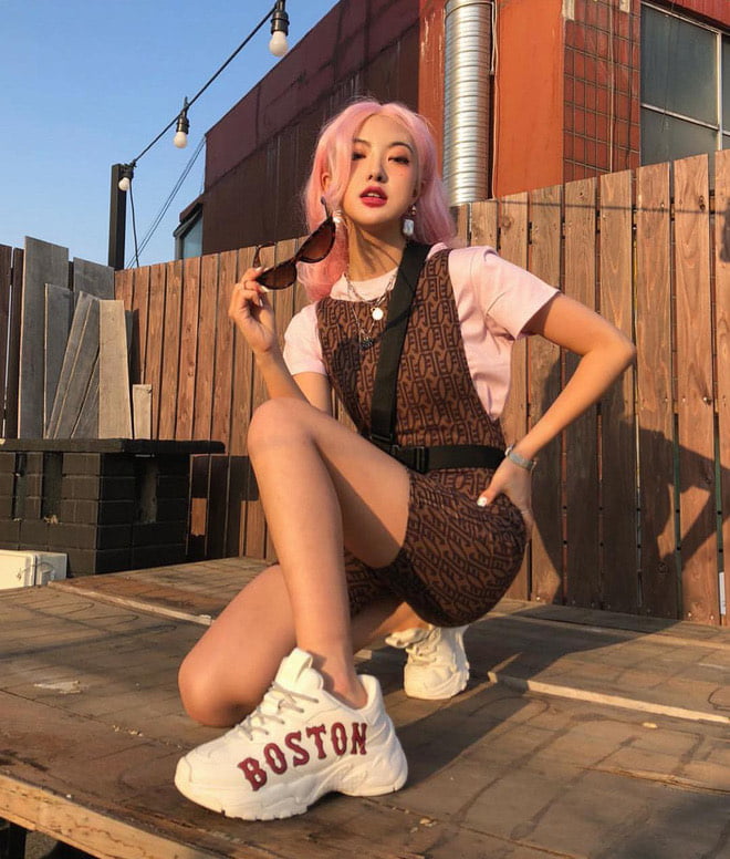 Váy yếm phù hợp với phối đồ cùng giày MLB