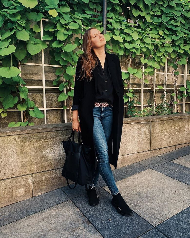 Phồi đồ balenciaga Speed Trainer màu đen ton sur ton áo đen + quần jeans