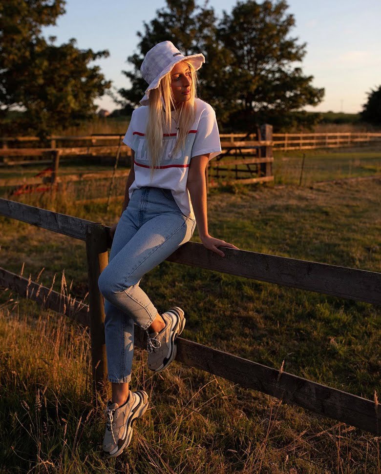 Phối đồ giày Balenciaga TripleS quần jeans ao phông