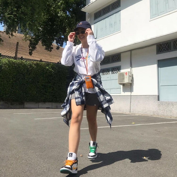 phối đồ quần short nữ với giày air jordan