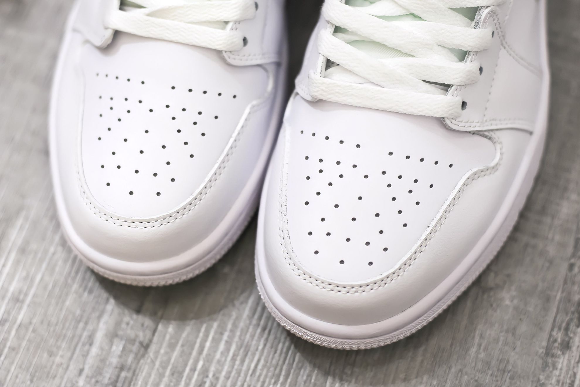 Jumpman Nike Jordan 1 Mid Triple White