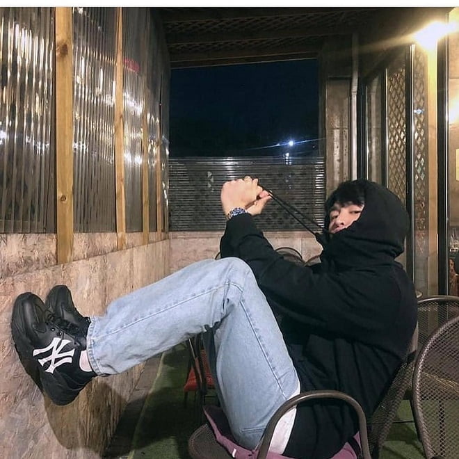 phối đồ quần jeans nam với giày mlb