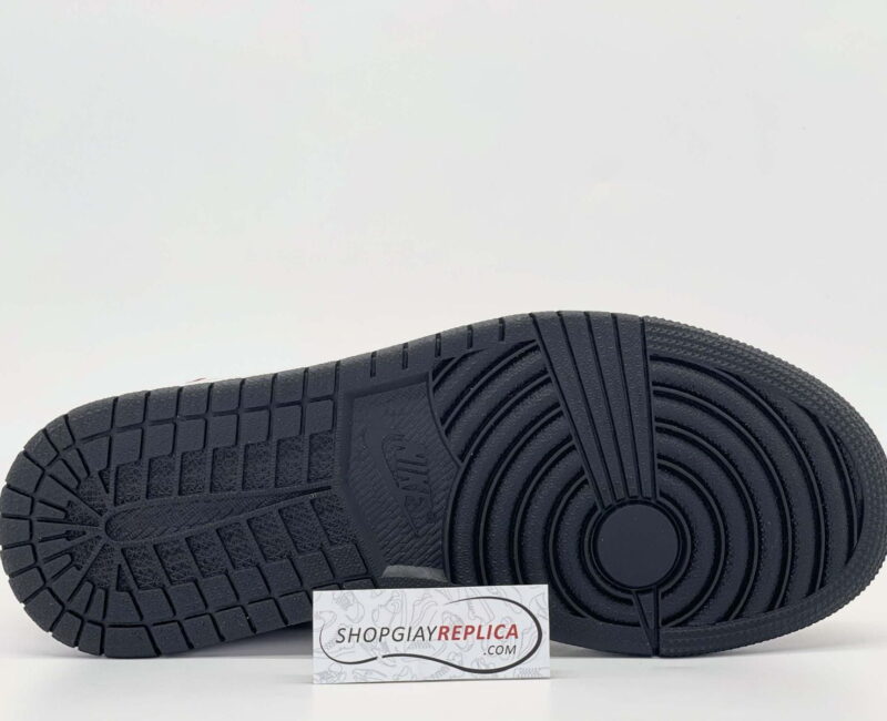 outsole Nike Air Jordan 1 Mid Chicago Toe