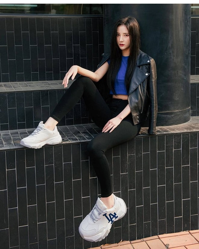 giày mlb chunky mặc với quần nào? quần bó sát cũng rất đẹp