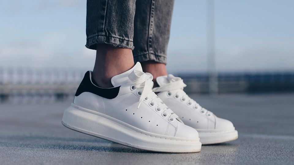 giày mcqueen trắng gót đen