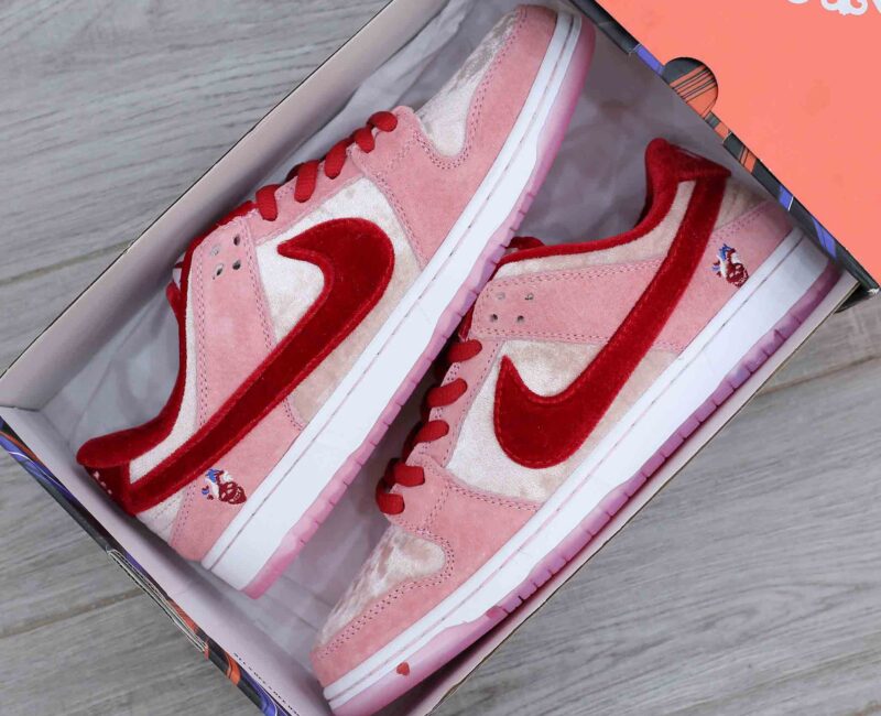 Gót Nike SB Dunk Low StrangeLove Skateboards
