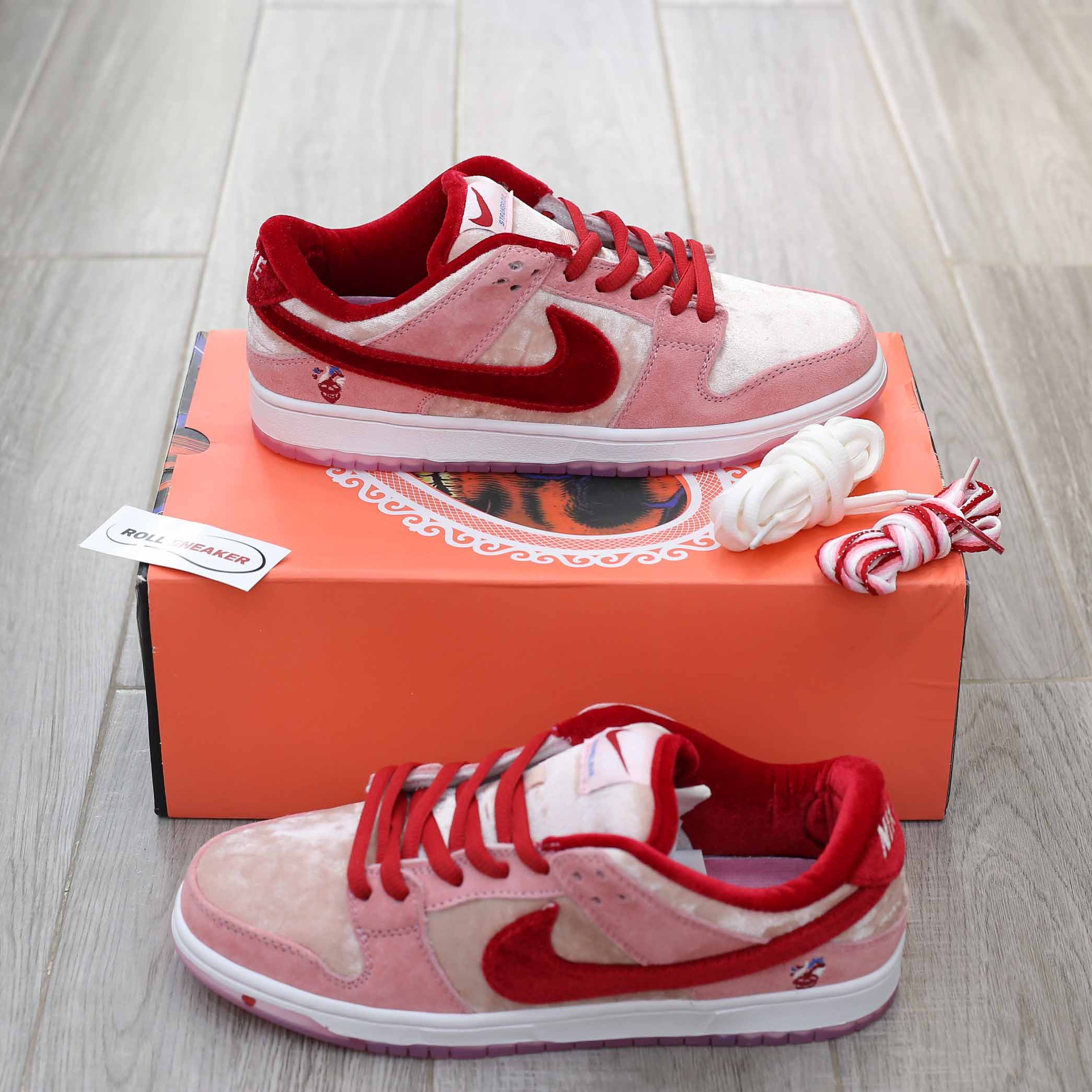 Nike SB Dunk Low StrangeLove Skateboards replica