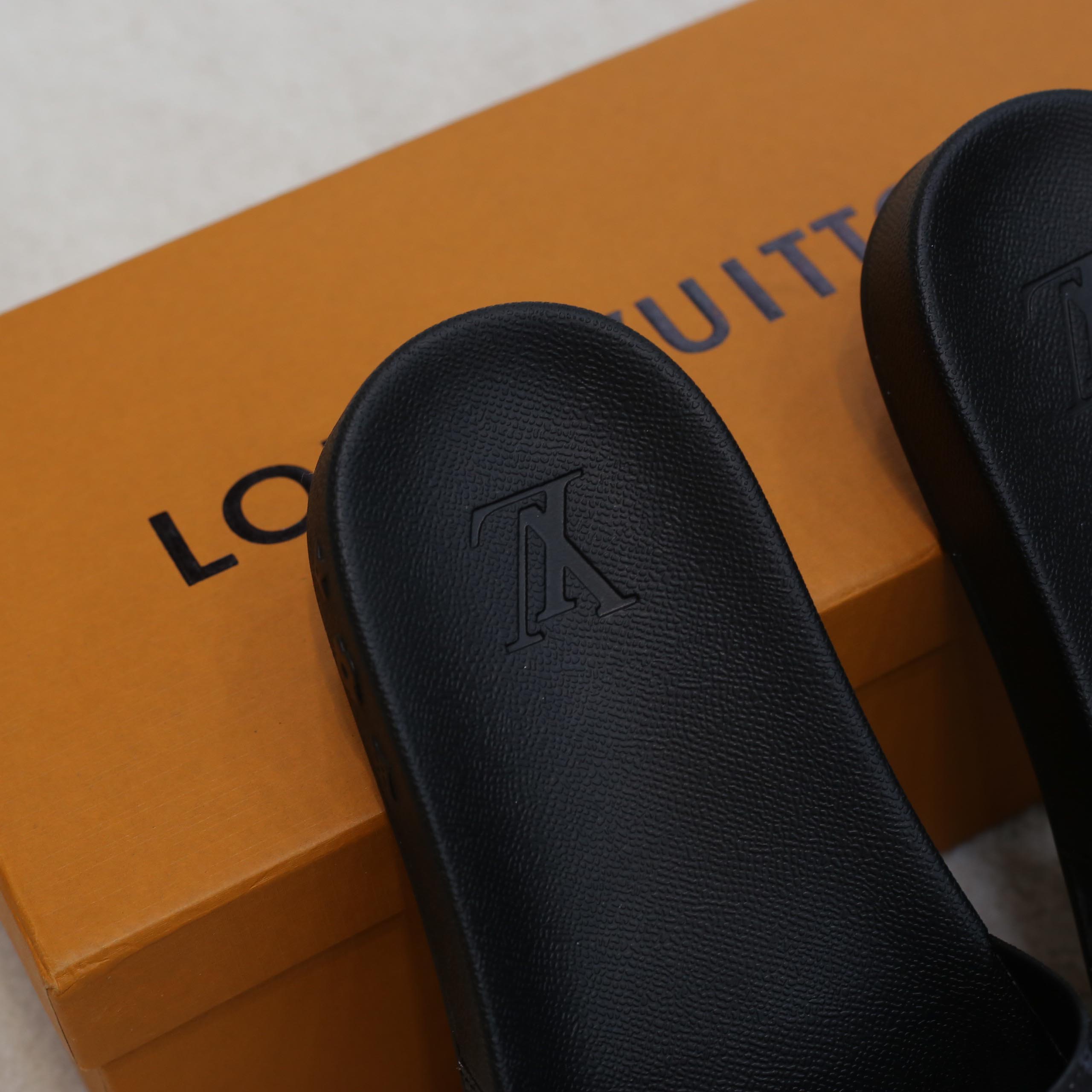 Dép Louis Vuitton Waterfront Mule Monogram Eclipse