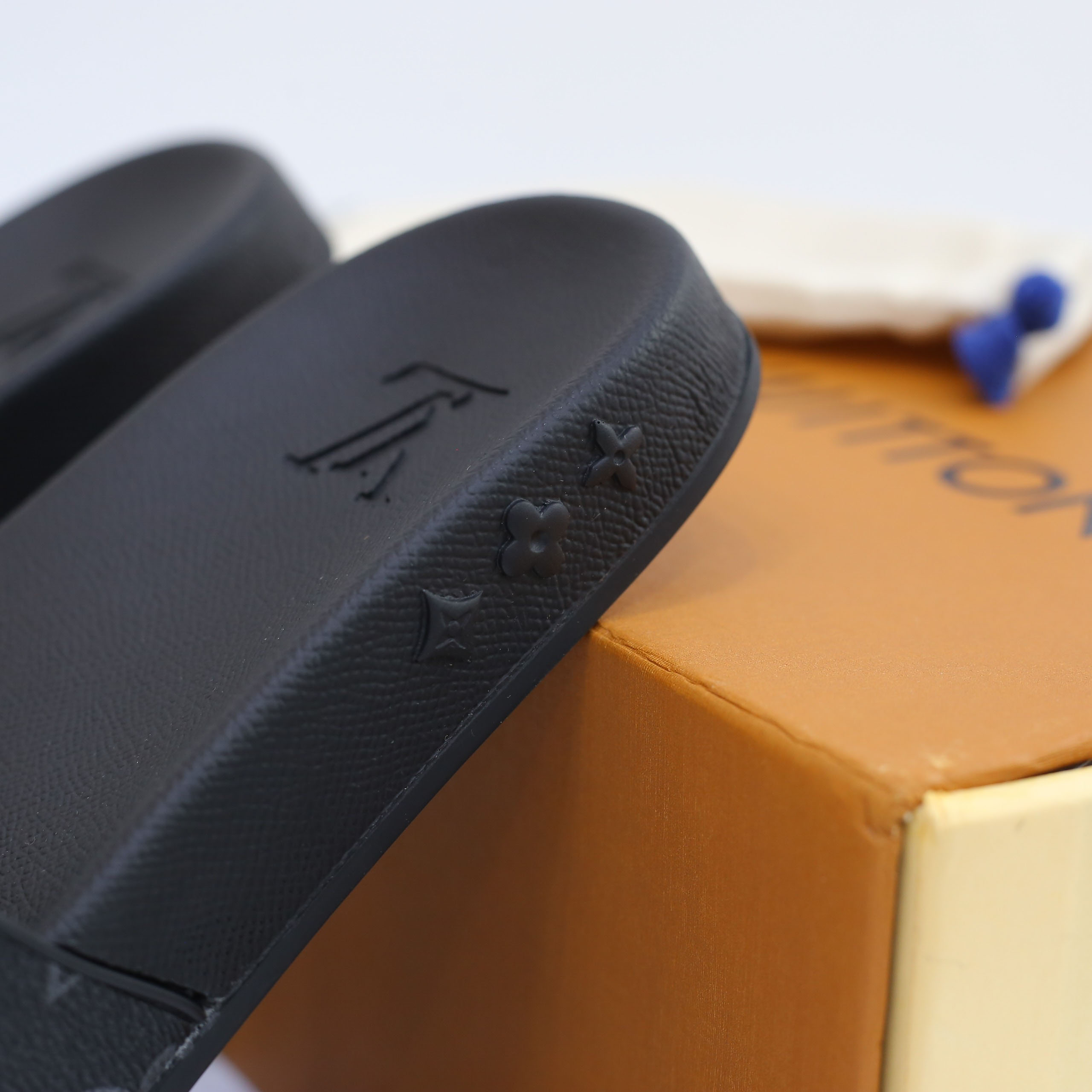 Dép Louis Vuitton Waterfront Mule Monogram Eclipse Best Quality