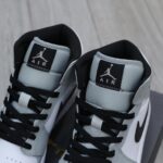 ảnh giày jordan 1 mid light smokey grey chuẩn rep 1:1 với dấu swoosh