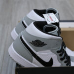 toebox lỗ thoát khí mũi giày air jordan 1 mid light smokey grey rep 1:1