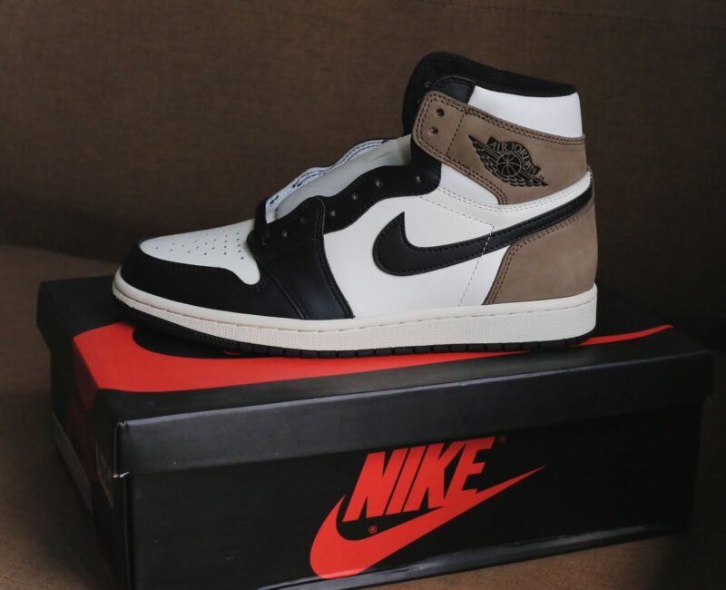 Nike Air Jordan 1 Retro High Dark Mocha Like Auth