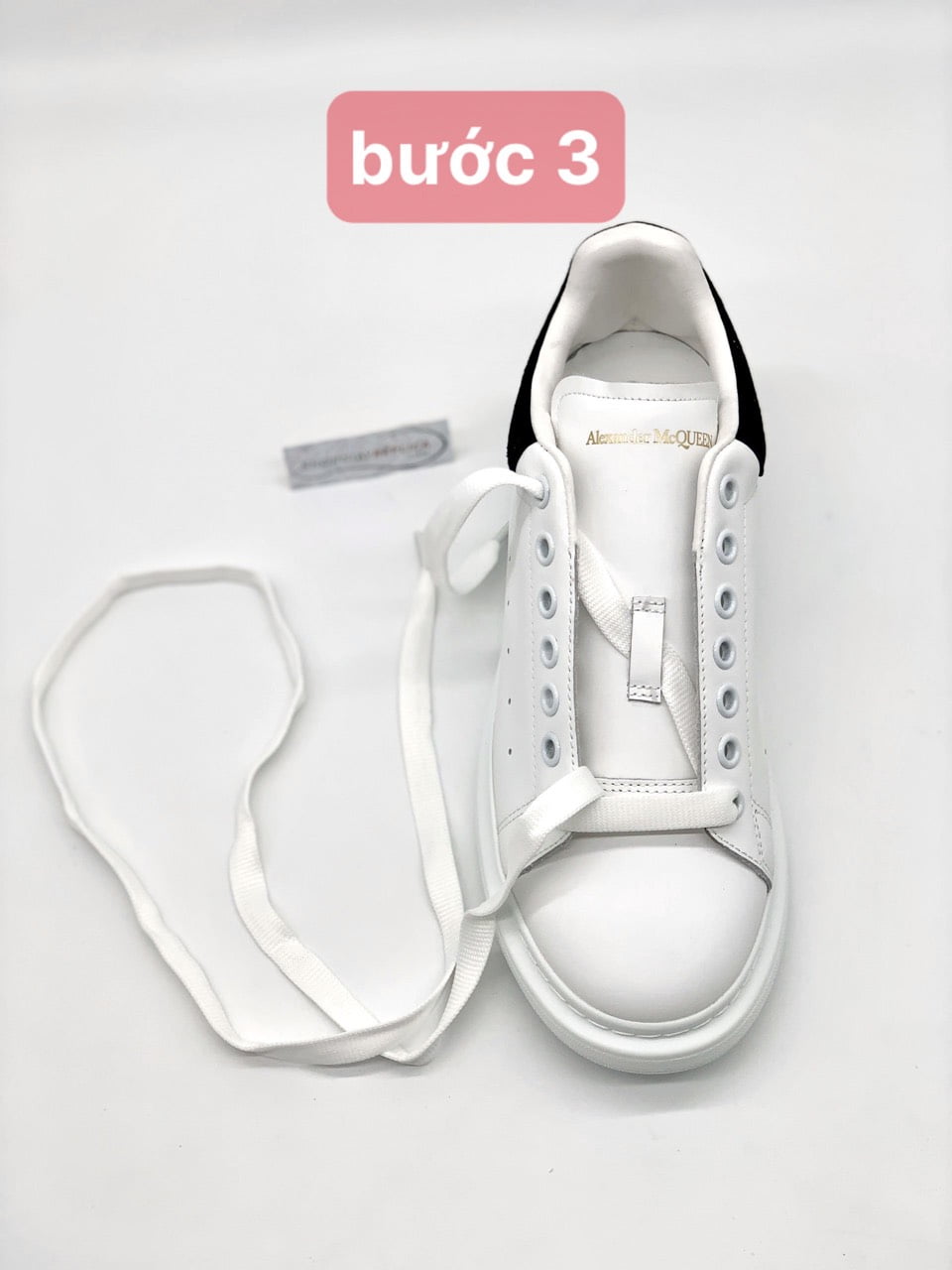 làm sao để buộc dây Alexander Mcqueen đơn giản