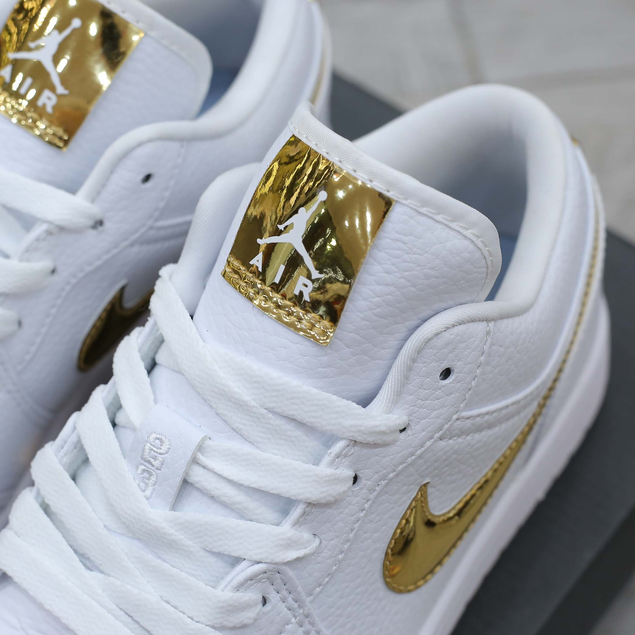 Box Nike Air Jordan 1 Low Metallic Gold