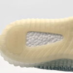 đế boost nén với outsole nhựa trong suốt của giày yeezy 350v2