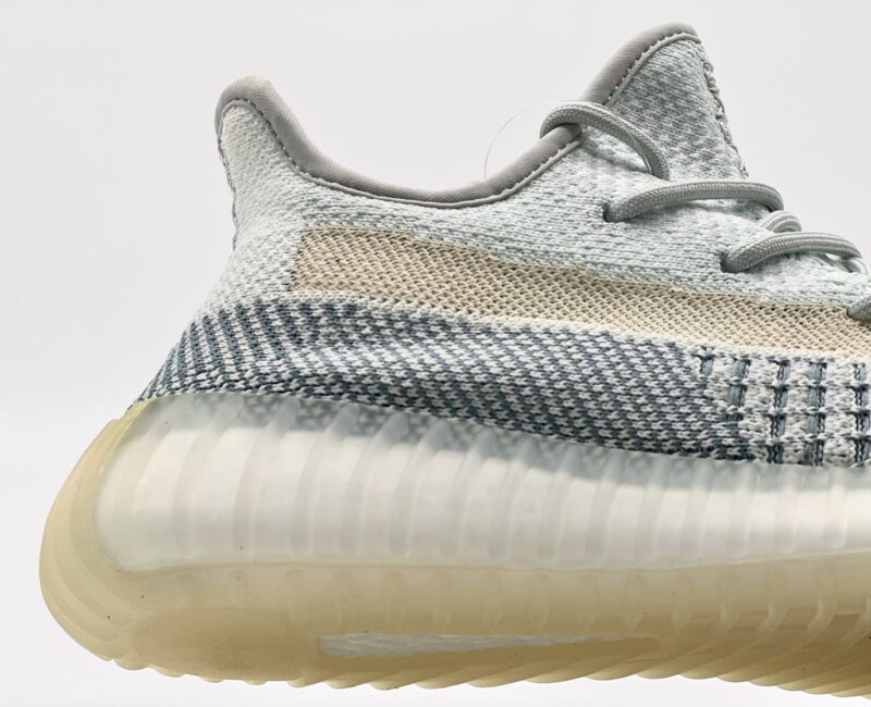 midsole là TPU trong suốt có thể thấy hạt Boost nén êm ái bên trong