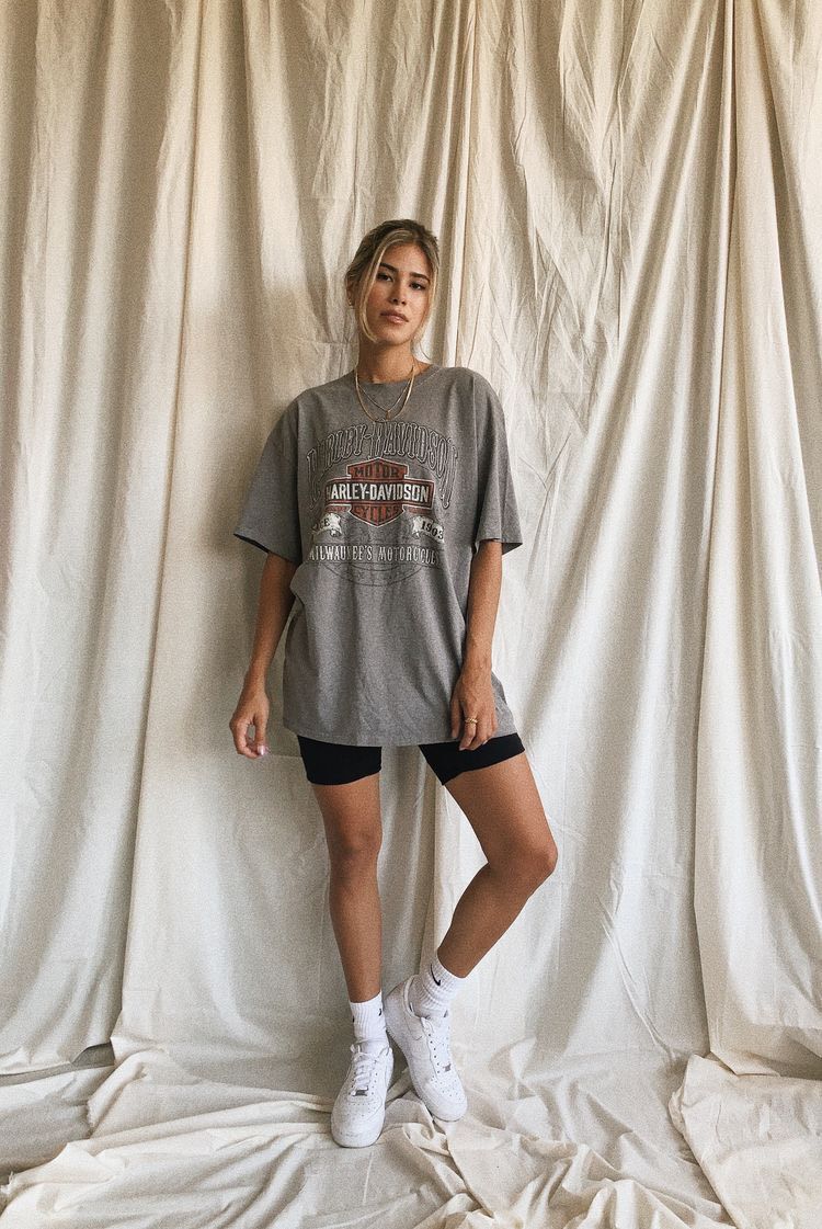 outfit quần short với air force 1 trắng nữ