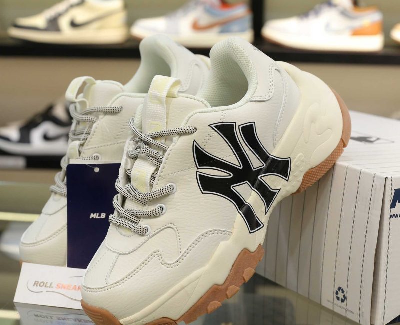 Giày MLB NY trắng chữ đen đế nâu rep 11