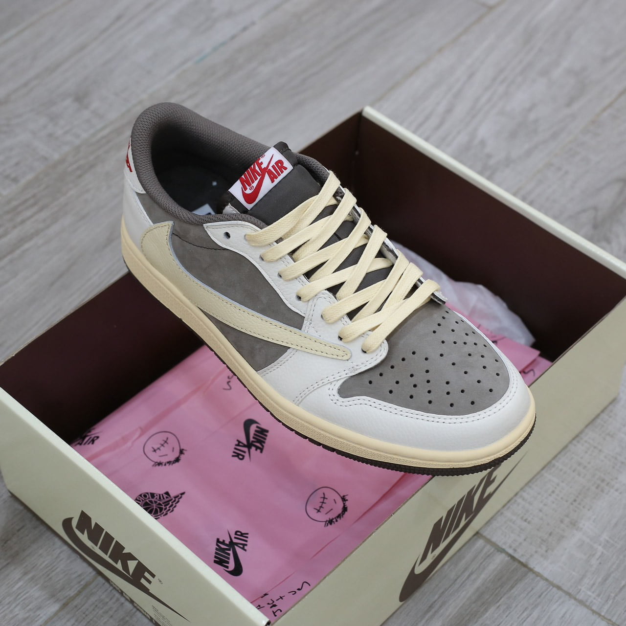 lưỡi gà Giày Nike Air Jordan 1 Low Travis Scott ‘Reverse Mocha’ Like Auth