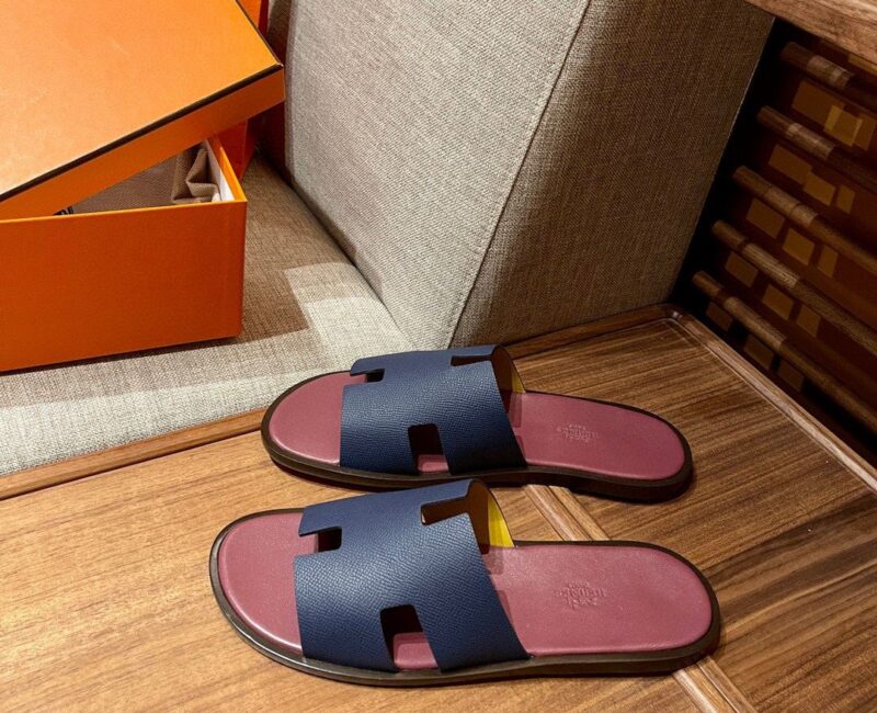 Dép Hermes Nam Da Taiga Màu Xanh Lót Đỏ Mận Siêu Cấp