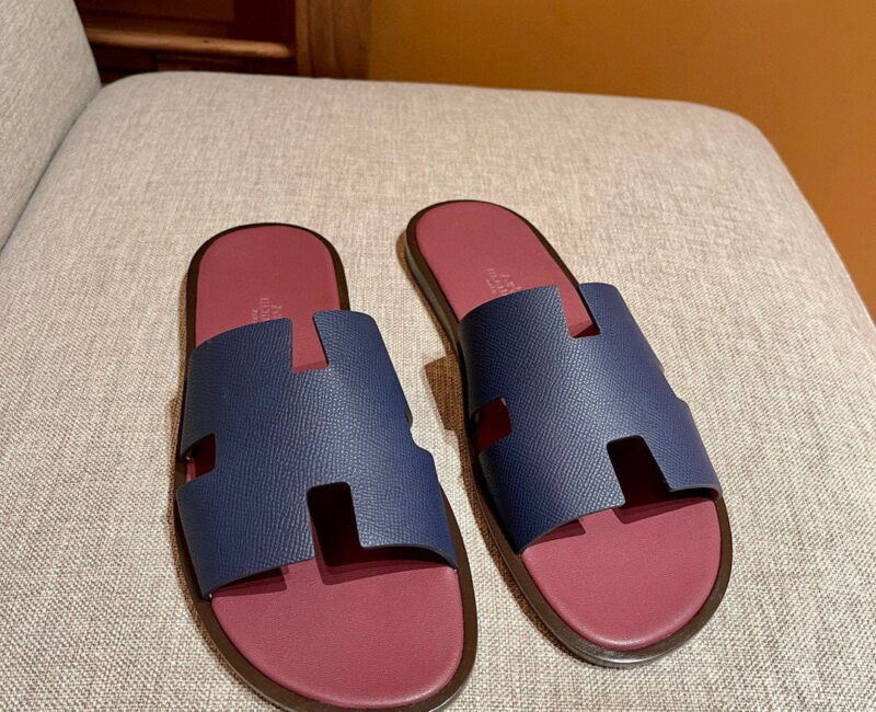 Dép Hermes Nam Da Taiga Màu Xanh Lót Đỏ Mận Siêu Cấp