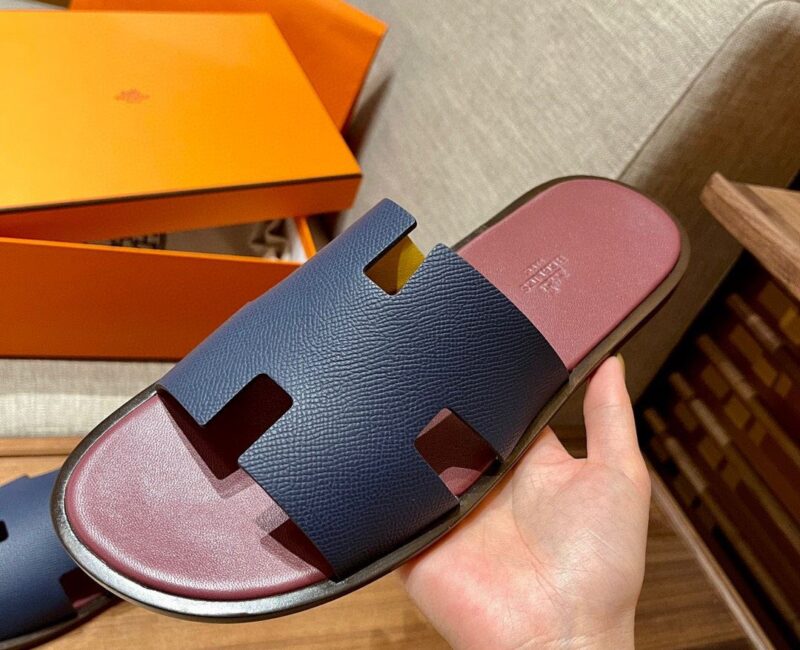 Dép Hermes Nam Da Taiga Màu Xanh Lót Đỏ Mận Siêu Cấp