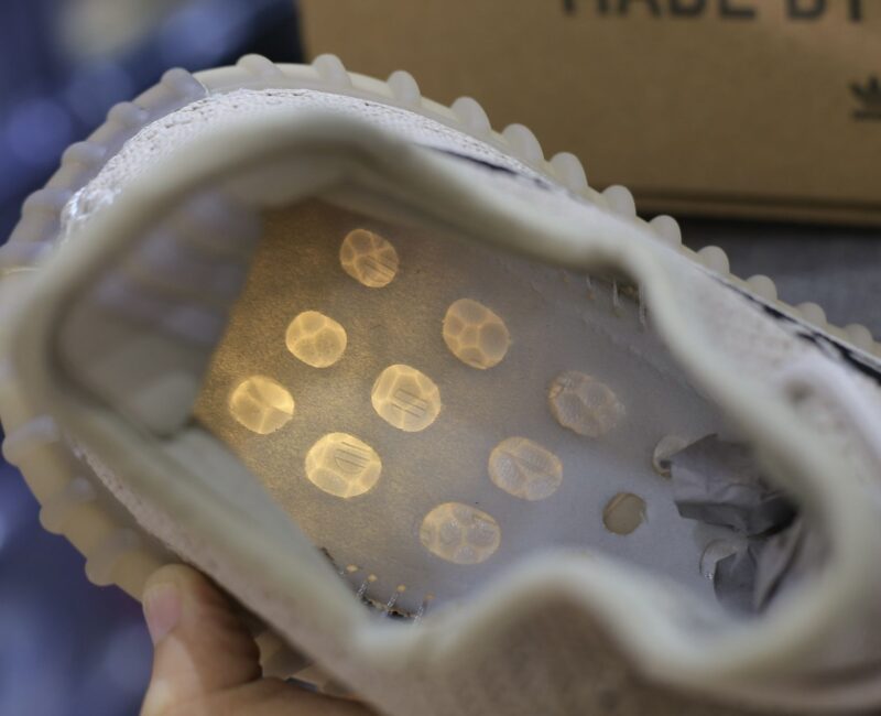 toebox Adidas Yeezy 350 V2 'Beige Black' rep 1:1