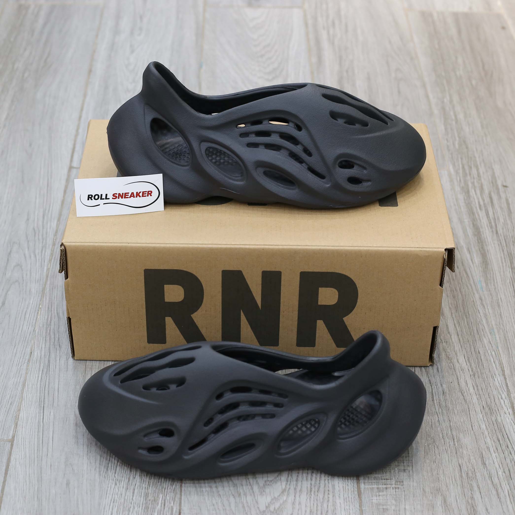 Giày Adidas Yeezy Foam đen rep 1:1