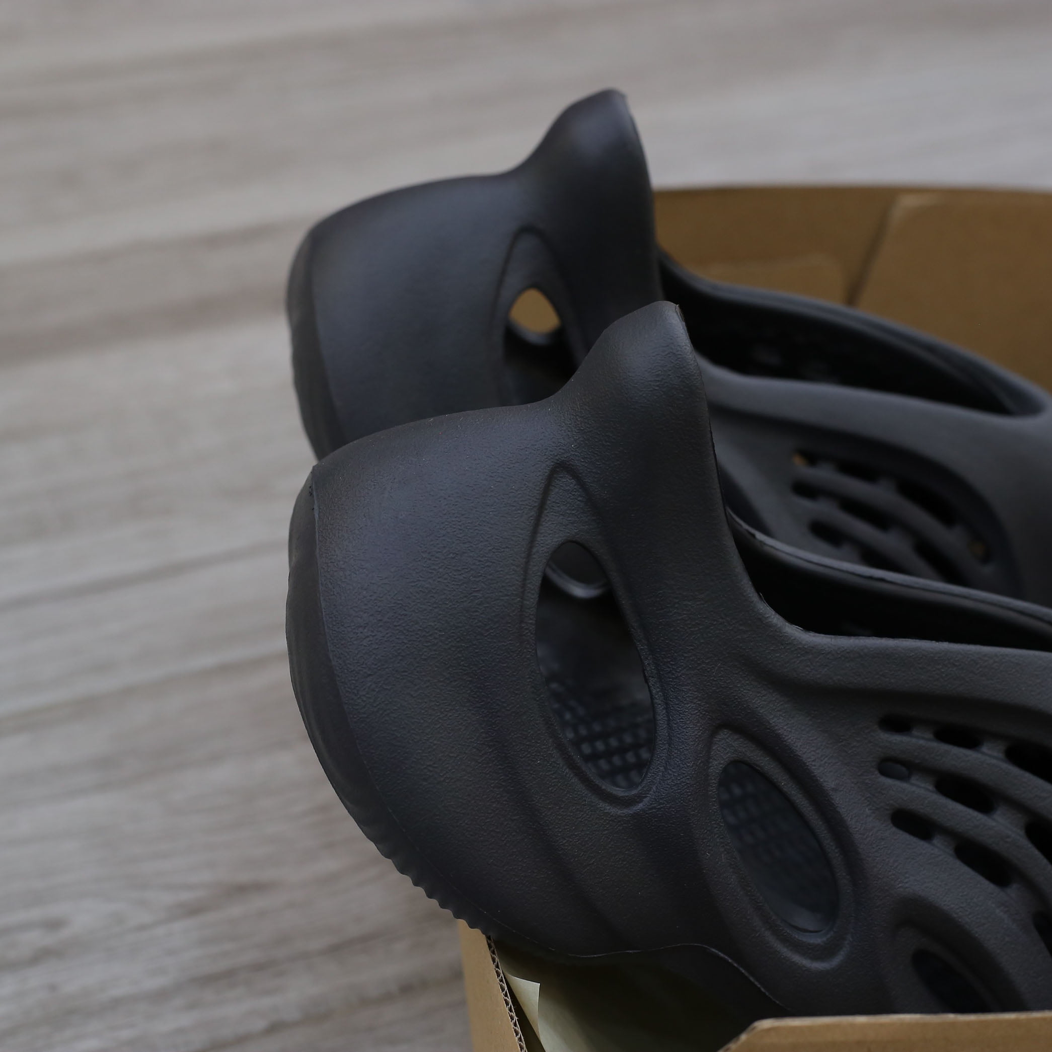 Giày Adidas Yeezy Foam RNR Onyx ‘Black’ đen rep 1:1