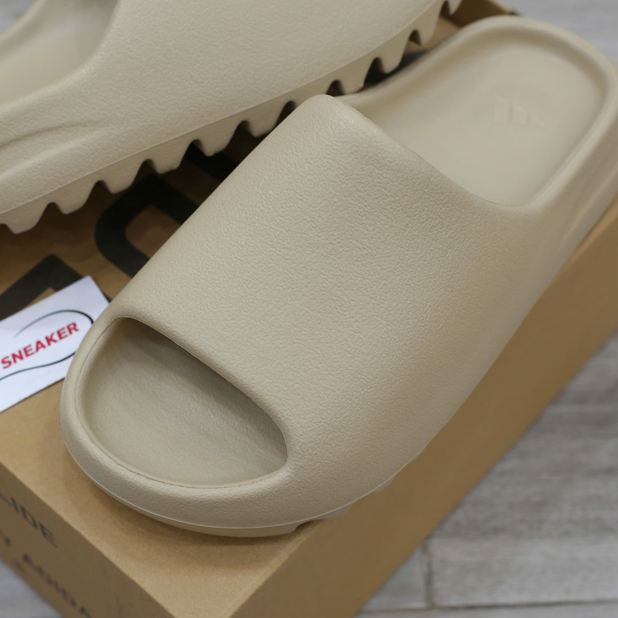 so sánh dép Dép Adidas Yeezy Slide ‘Pure’ và Bone