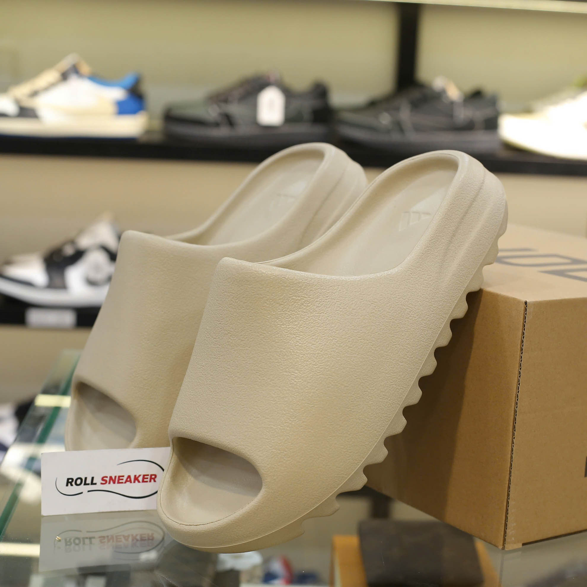 so sánh dép Dép Adidas Yeezy Slide ‘Pure’ và Bone