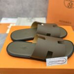 Dép Hermes Nam Da Epsom (Sần) Màu Rêu Đế Viền Đen