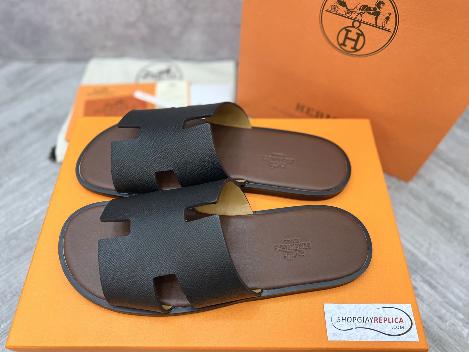 Dép Hermes Nam da Epsom (Sần) Màu Đen đế Nâu