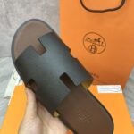 Dép Hermes Nam da Epsom (Sần) Màu Đen đế Nâu Siêu Cấp