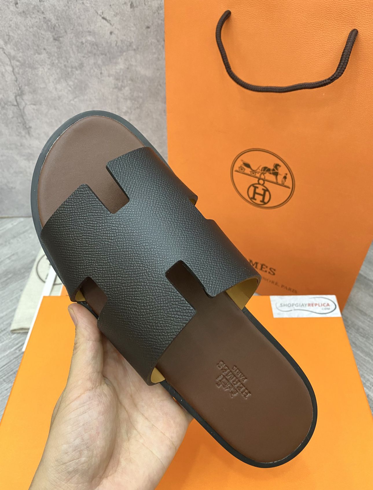 Dép Hermes Nam da Epsom (Sần) Màu Đen đế Nâu Siêu Cấp