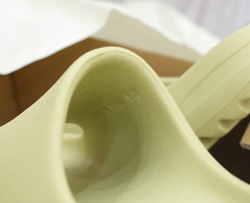 Dép Adidas Yeezy Slide ‘Resin’ ( 2022 vân Nhám )