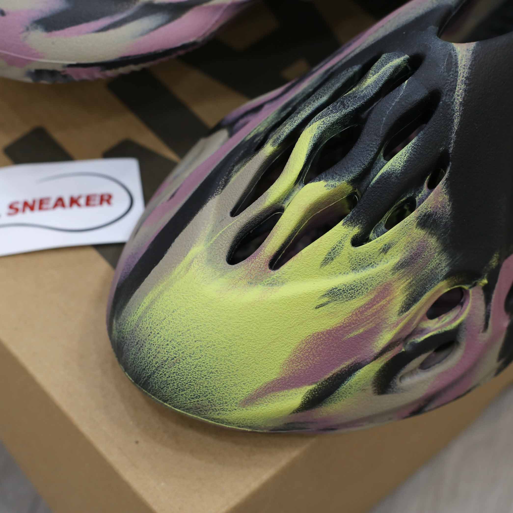 Adidas Yeezy Foam Runner ‘MX Carbon’