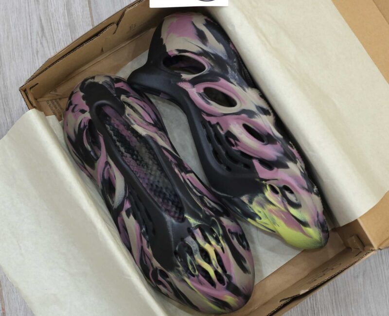 Adidas Yeezy Foam Runner ‘MX Carbon’